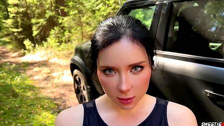 Красотка ничего не понимает в грибах, зато она хорошо ебется