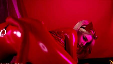 Красотка в красном латексе хочет грубо и страстно