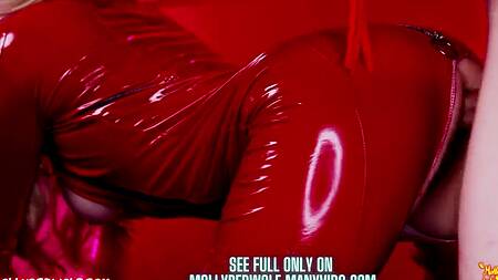 Красотка в красном латексе хочет грубо и страстно