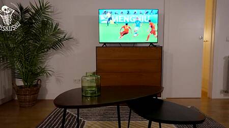 Красотка в форме любимой футбольной команды сосет хуй