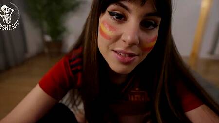 Красотка в форме любимой футбольной команды сосет хуй