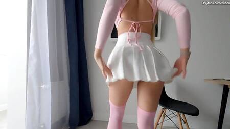 Милая сводная сестра в белой юбке хочет секса