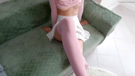 Милая сводная сестра в белой юбке хочет секса