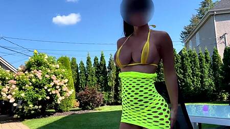 Развратная жена хочет страстной ебли во дворе