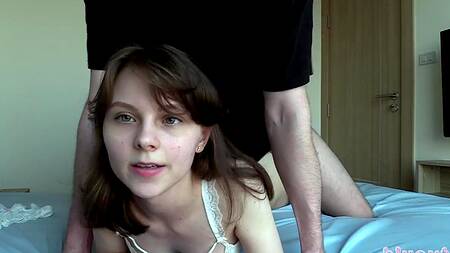 Стройная милашка ебется раком и глотает сперму