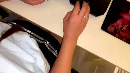 Отвлекает милую сводную сестру от уроков и трахает её толстым членом