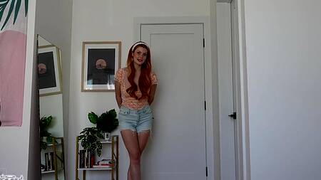 Говорит с бойфрендом и попутно трахается со сводным братом