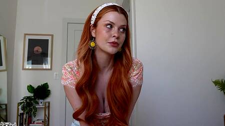 Говорит с бойфрендом и попутно трахается со сводным братом