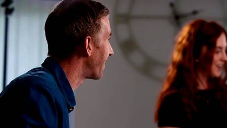 Рыжую актрису трахает продюсер на презентации фильма