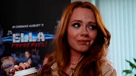 Рыжую актрису трахает продюсер на презентации фильма