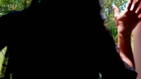 Шикарная милфа выбрала лучший купальник для соблазнения парня