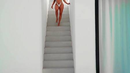 Шикарная милфа выбрала лучший купальник для соблазнения парня