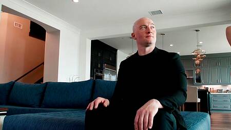 Блондинка в бордовом платье впервые пробует жесткий анал