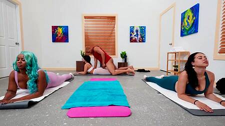 Не зря пошел на йогу, инструкторша отдалась в киску