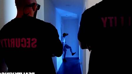 Поклонник не только перед автограф, но ещё и трахает звезду