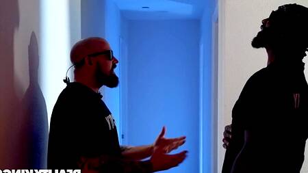 Поклонник не только перед автограф, но ещё и трахает звезду