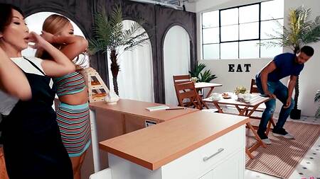 Повел девушку в пекарню, а она там занялась лесби сексом