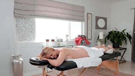 Массажисту безумно понравилось упругое тело милфы