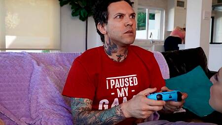 Рука брюнетки застревает в пизде рыжей подружки