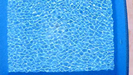 Голый мужик у бассейна соблазняет рыжую на интим