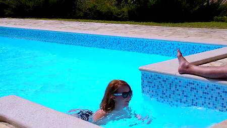 Голый мужик у бассейна соблазняет рыжую на интим