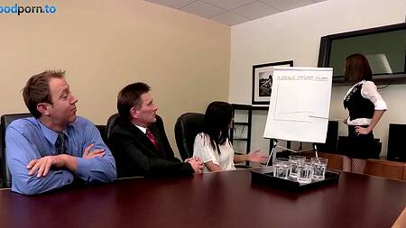 Начальница убеждает, что анальный секс пойдет на благо компании
