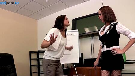 Начальница убеждает, что анальный секс пойдет на благо компании