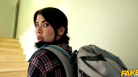 Админ хостела прокрался в комнату и поимел двух красавиц