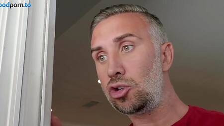 Соседка застает за мастурбацией и предлагает лучше трахнуться