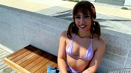 Красотка не только прекрасно сосет хуй, но и лижет жопу