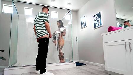 Жаркая азиатка демонстрировано моется и соблазняет на секс