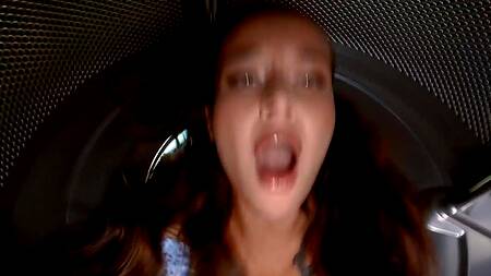 Пока муж работает в прачечной за ноутом, жена трахается с другим