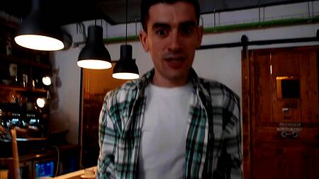 Пока муж работает в прачечной за ноутом, жена трахается с другим