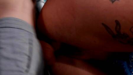 Пока муж работает в прачечной за ноутом, жена трахается с другим