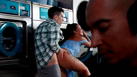 Пока муж работает в прачечной за ноутом, жена трахается с другим