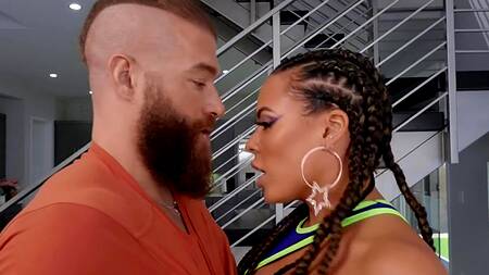 У красотки в жопе пробка и она хочет дикого анала