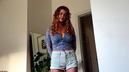 Рыжая подружка стесняется признаться, что ей хочется секса