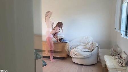 Рыжая подружка стесняется признаться, что ей хочется секса