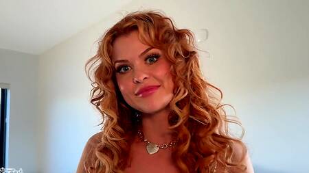 Рыжая подружка стесняется признаться, что ей хочется секса