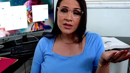 Мачеха в очках ебется с пасынком за работой и за готовкой