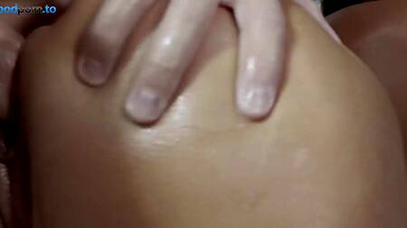 Шикарная милфа не может просто смотреть на друга в душе