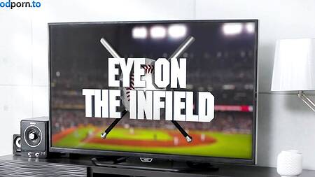 Муж смотрит игру, а черная жена трахается с его другом