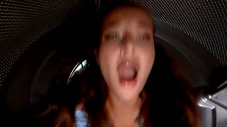 Парень работает, а красотка изменяет ему в прачечной