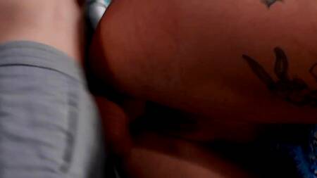 Парень работает, а красотка изменяет ему в прачечной