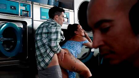 Парень работает, а красотка изменяет ему в прачечной