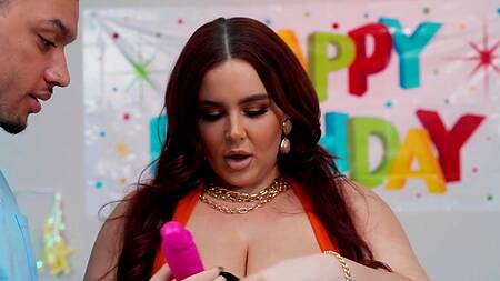 Негр с удовольствием трахнет сочную милфу с большими сиськами