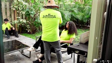 Кузина в очках рвет лосины и трахается с парнем