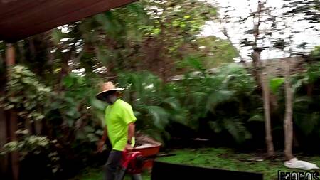 Кузина в очках рвет лосины и трахается с парнем