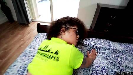 Кузина в очках рвет лосины и трахается с парнем