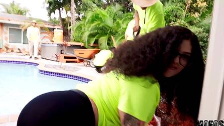 Кузина в очках рвет лосины и трахается с парнем